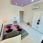 Cosy Close to the sea, King-size Bed Apartment St. Paul's Bay