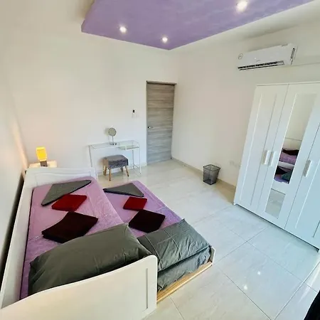 Cosy Close to the sea, King-size Bed Daire St. Paul's Bay