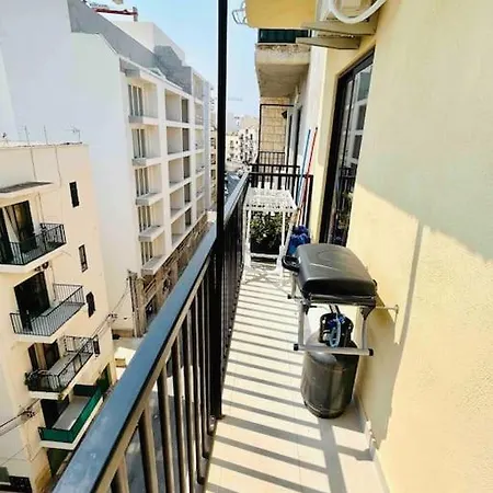 Cosy Close to the sea, King-size Bed Apartment St. Paul's Bay