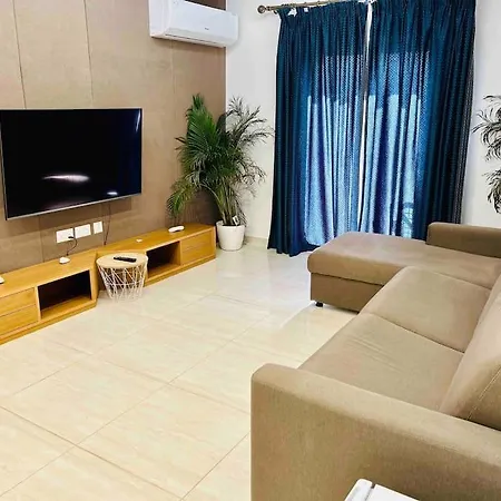 Cosy Close to the sea, King-size Bed Apartment St. Paul's Bay