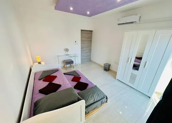 Cosy Close to the sea, King-size Bed Apartment St. Paul's Bay