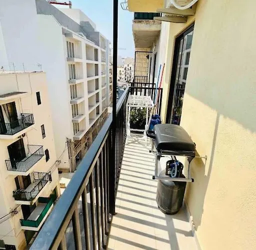 Cosy Close to the sea, King-size Bed Apartment St. Paul's Bay